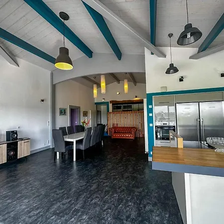 Spacieux A Saint-pierre-du-mont 200 M² Avec Jardin Lejlighed